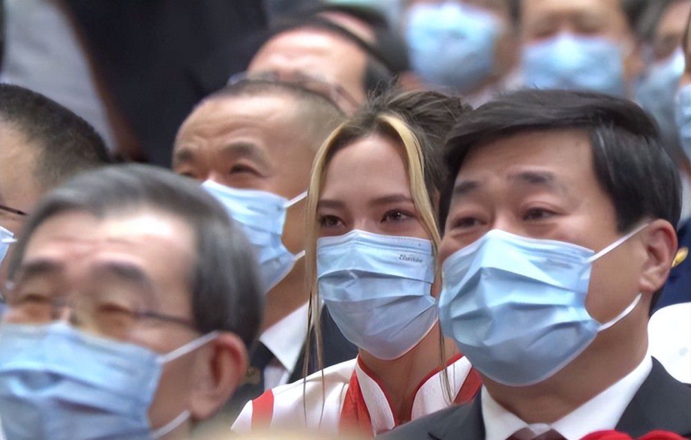这个女人容貌算得上十分漂亮，但眼角处的皱纹，能看得出她已经不再年轻。